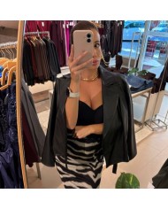 CAZADORA CINTURÓN EFECTO PIEL NEGRA
