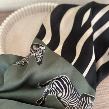 PAÑUELO ZEBRA VERDE CAQUI