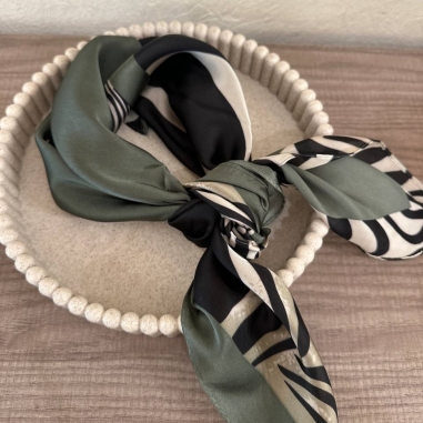 PAÑUELO ZEBRA VERDE CAQUI