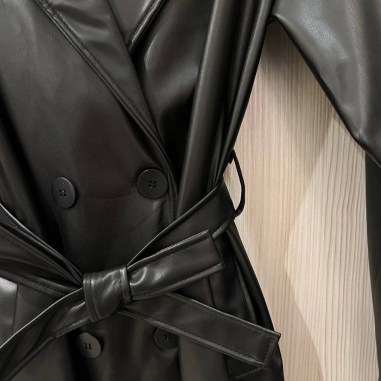 GABARDINA EFECTO PIEL NEGRA