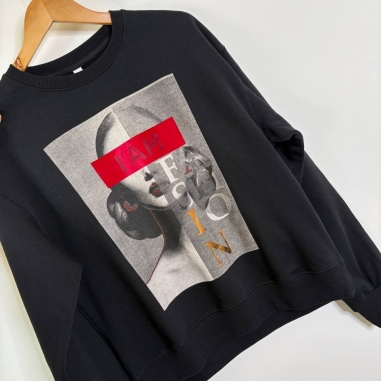 SUDADERA ESTAMPADA NEGRA