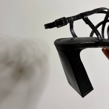 SANDALIA NEGRA CRUZADA