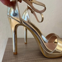 SANDALIA TACÓN DORADA 2