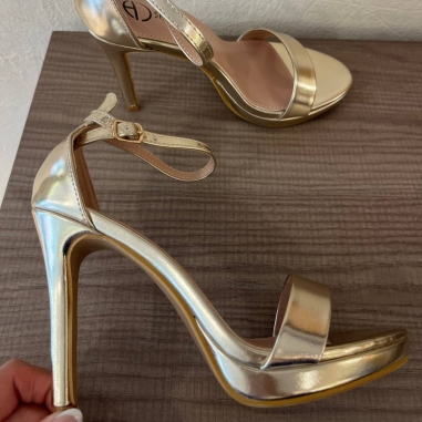 SANDALIA TACÓN DORADA