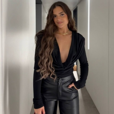 TOP HOMBRERA ESCOTE FLUÍDO NEGRO