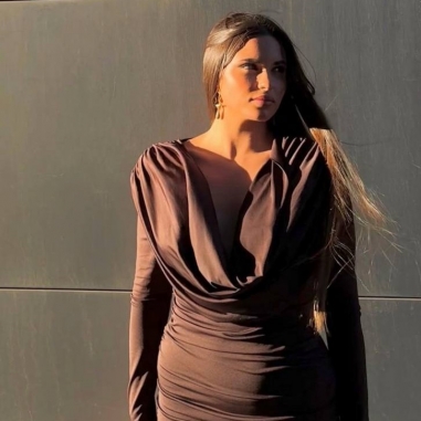 VESTIDO HOMBRERA ESCOTE FLUIDO CHOCO