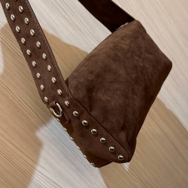 BOLSO TACHAS ANTE CHOCO