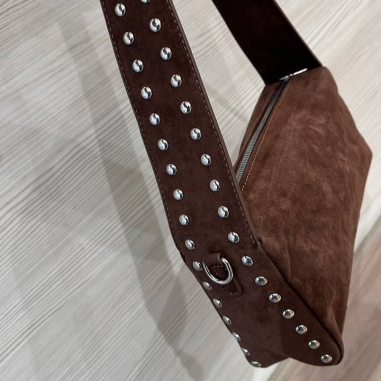 BOLSO TACHAS ANTE CHOCO