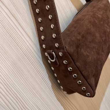 BOLSO TACHAS ANTE CHOCO