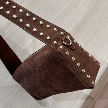 BOLSO TACHAS ANTE CHOCO