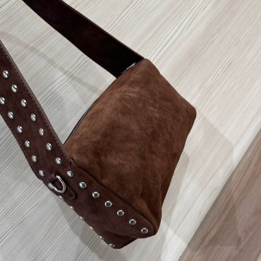 BOLSO TACHAS ANTE CHOCO