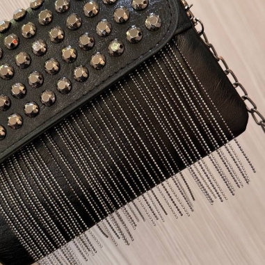 BOLSO TACHAS FLECOS NEGRO