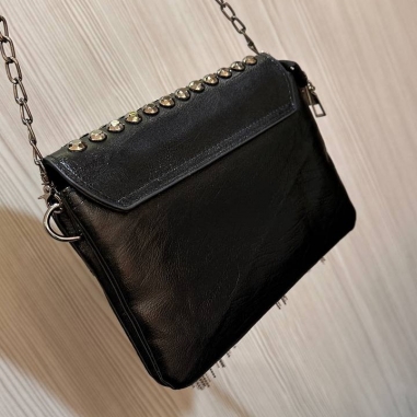 BOLSO TACHAS FLECOS NEGRO