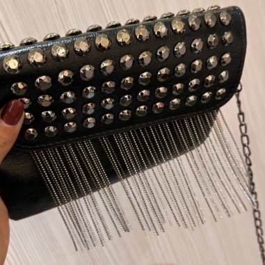 BOLSO TACHAS FLECOS NEGRO