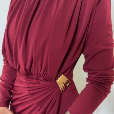 VESTIDO ESCOTE PLISADO VINO