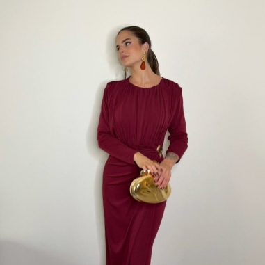 VESTIDO ESCOTE PLISADO VINO