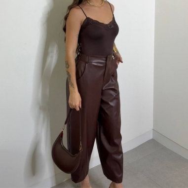 PANTALÓN EFECTO PIEL BALLOON CHOCO