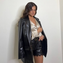 BLAZER LARGA EFECTO PIEL NEGRA