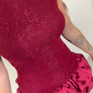 VESTIDO ENCAJE CON VOLANTES VINO