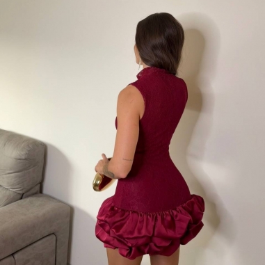 VESTIDO ENCAJE CON VOLANTES VINO