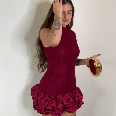 VESTIDO ENCAJE CON VOLANTES VINO