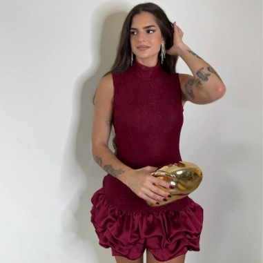 VESTIDO ENCAJE CON VOLANTES VINO