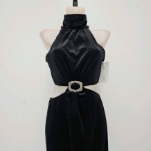 VESTIDO VELVET ACCESORIO PLATA 2