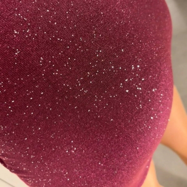 VESTIDO ESCOTE FLUÍDO BRILLO CEREZA