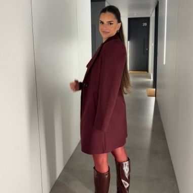 ABRIGO PAÑO CORTO CON FORRO BURDEOS