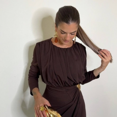 VESTIDO ESCOTE PLISADO CHOCO