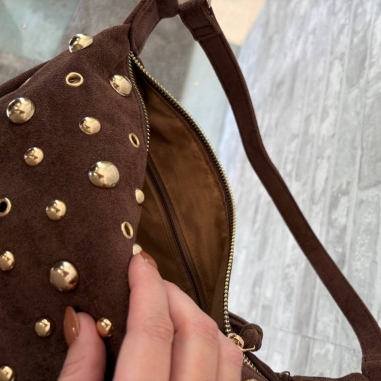 BOLSO TACHAS CHOCO