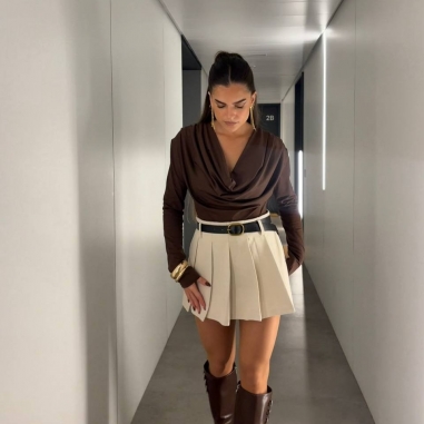 FALDA TABLAS CREMA CON CINTURÓN