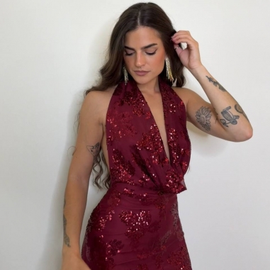 VESTIDO ESCOTE FLUÍDO LENTEJUELAS VINO