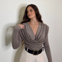 TOP ESCOTE FLUÍDO TAUPÉ