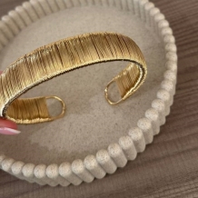 GARGANTILLA RÍGIDA DORADA