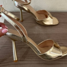 SANDALIA TACÓN DORADA 2