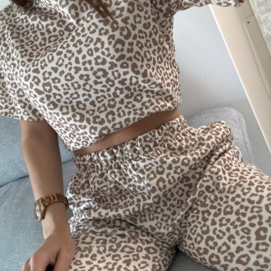 CONJUNTO DEPORTIVO ANIMAL PRINT BEIGE