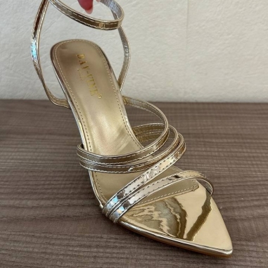 SANDALIA CRUZADA DORADA