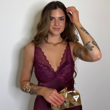 VESTIDO SATÉN ESCOTE ENCAJE BURDEOS