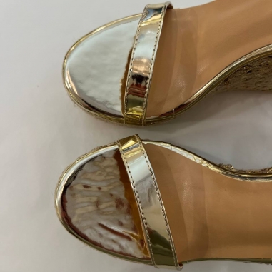 SANDALIA CUÑA ALTA DORADA