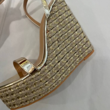 SANDALIA CUÑA ALTA DORADA