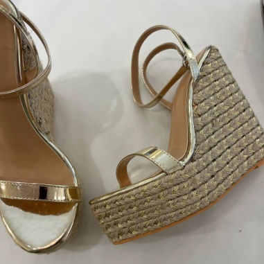 SANDALIA CUÑA ALTA DORADA