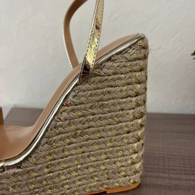 SANDALIA CUÑA ALTA DORADA