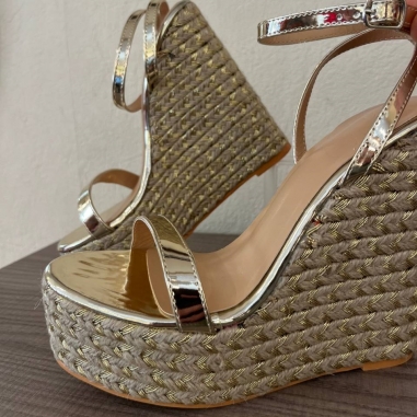 SANDALIA CUÑA ALTA DORADA
