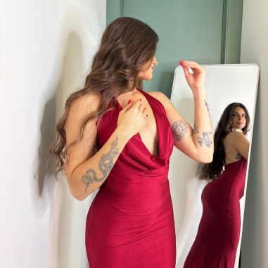 VESTIDO ESCOTE FLUIDO AJUSTADO VINO