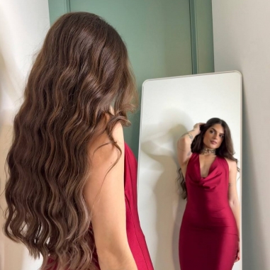 VESTIDO ESCOTE FLUIDO AJUSTADO VINO