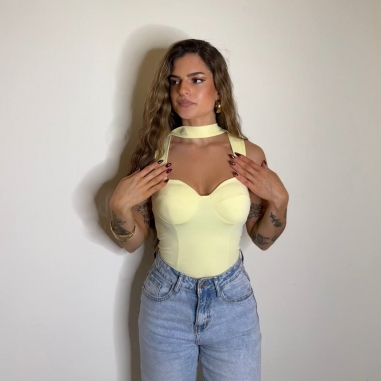 TOP ESCOTE CORAZÓN CON LAZADA AMARILLO