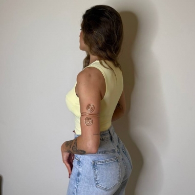 TOP ESCOTE CORAZÓN CON LAZADA AMARILLO