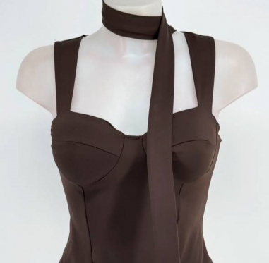 TOP ESCOTE CORAZÓN CON LAZADA CHOCO