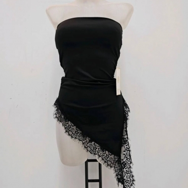 TOP ASIMÉTRICO ENCAJE NEGRO